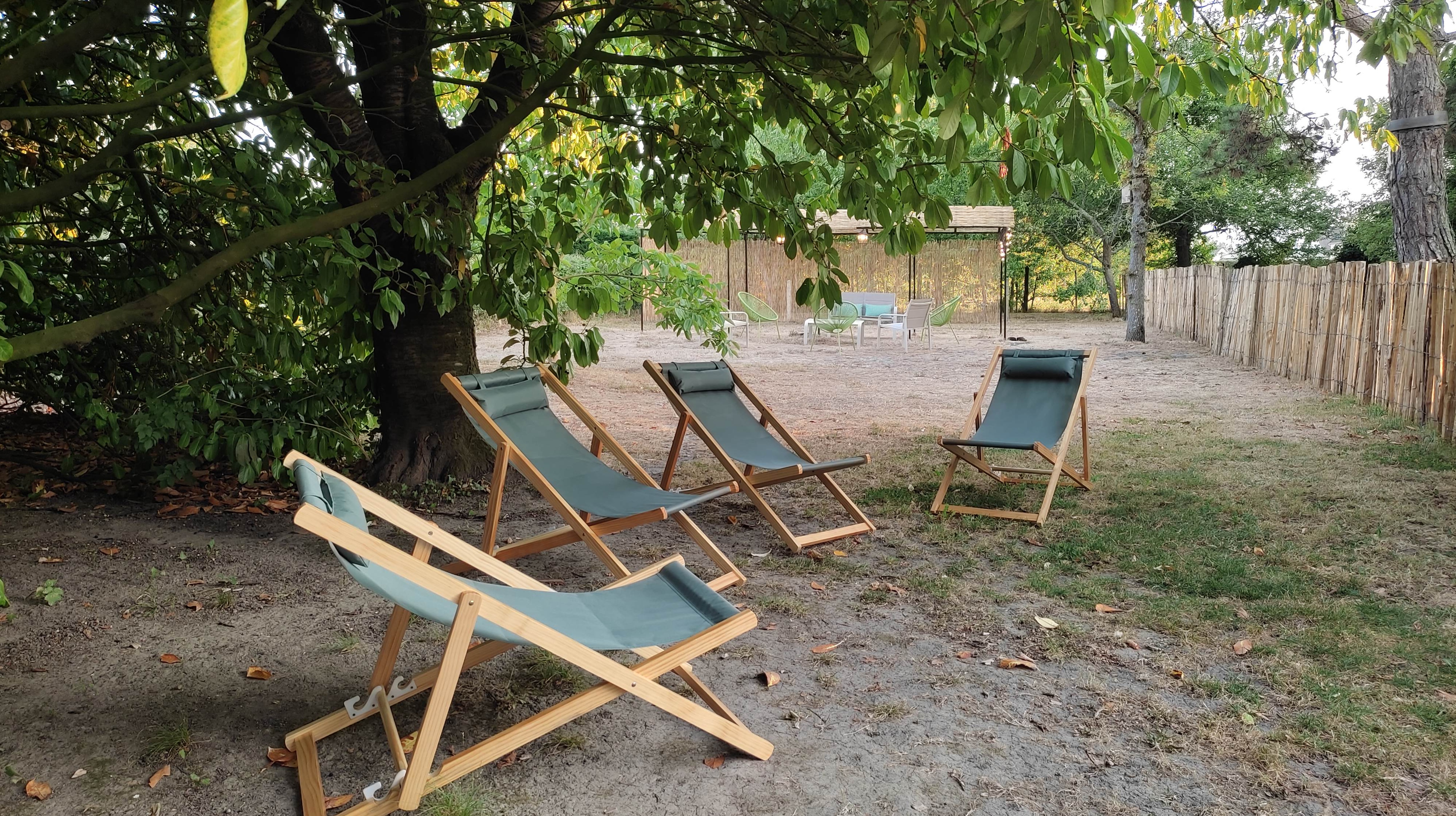 Photo du jardin avec des transats