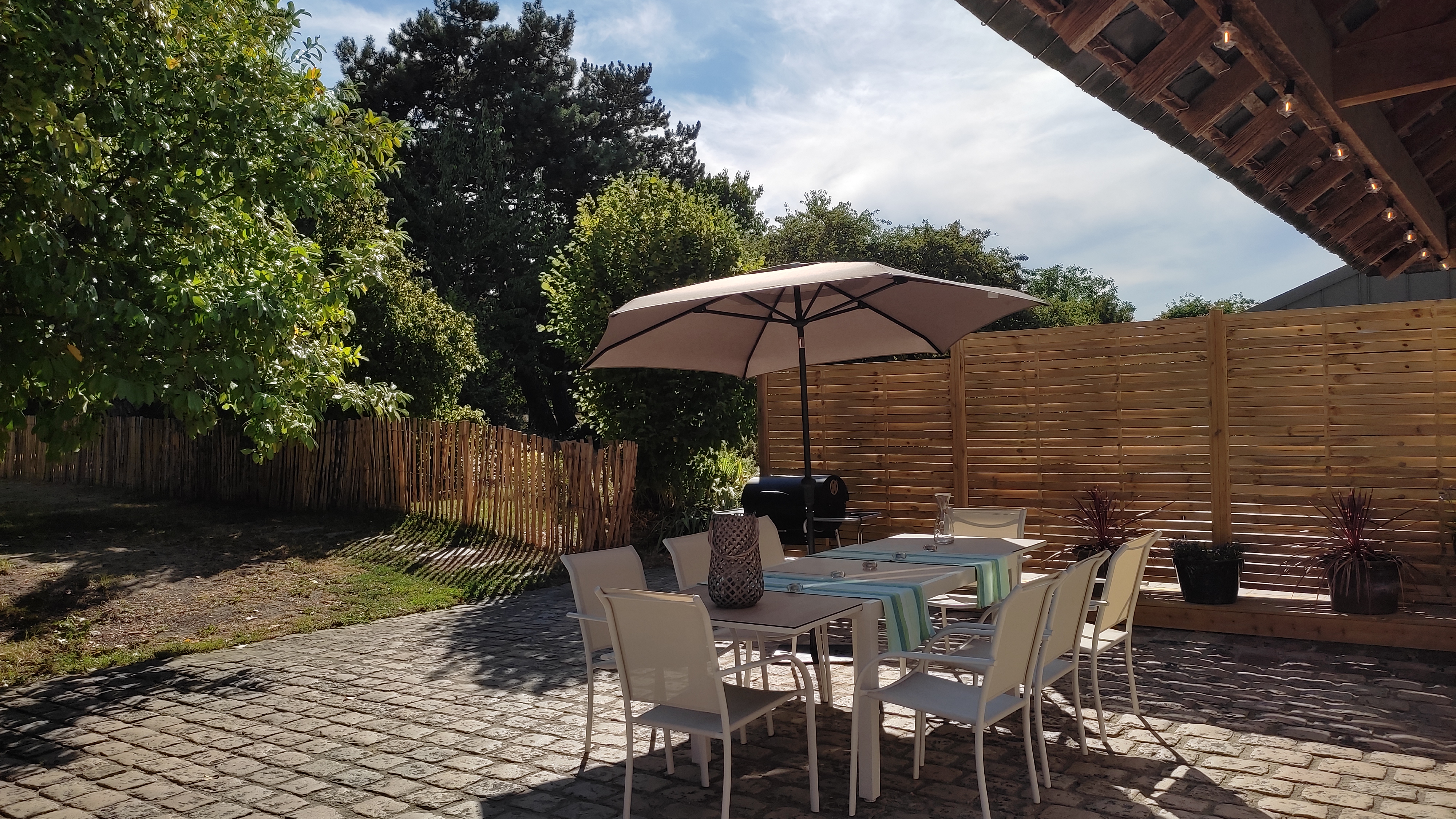 Photo de la terrasse et le jardin